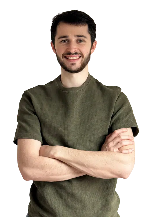 Théo Pancelot masseur professionnel et réflexologue avec le sourire et portant un t-shirt vert.